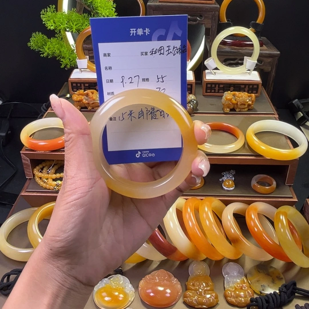 未镶嵌手镯石英质玉和****。