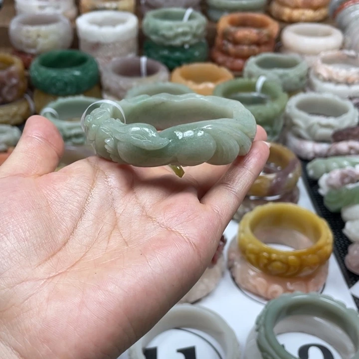 轩***宝石英质玉手镯未镶嵌