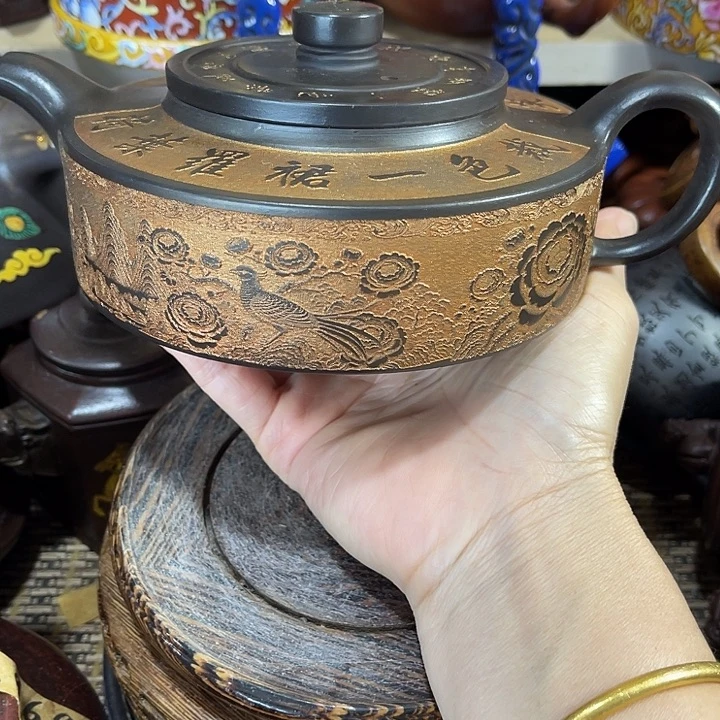 茶壶紫泥原矿泥料手工制作的一把紫砂壶。
