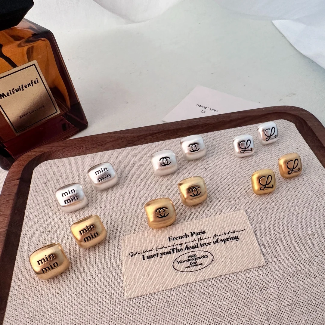 铜合金耳饰 菱形字母拉丝耳钉轻奢高级感气质小众设计ins风耳环