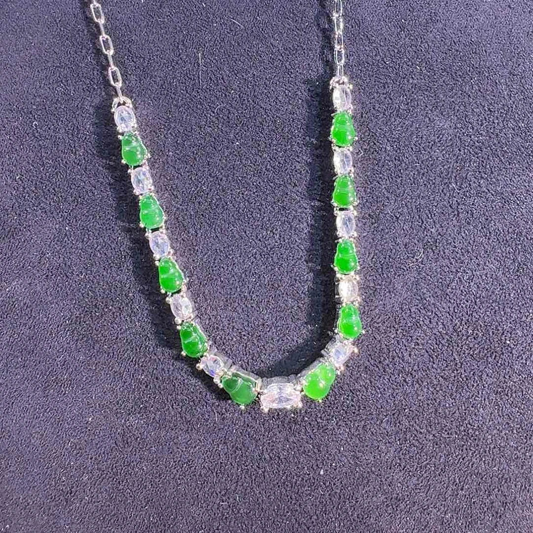 翡翠未镶嵌颈饰葫芦