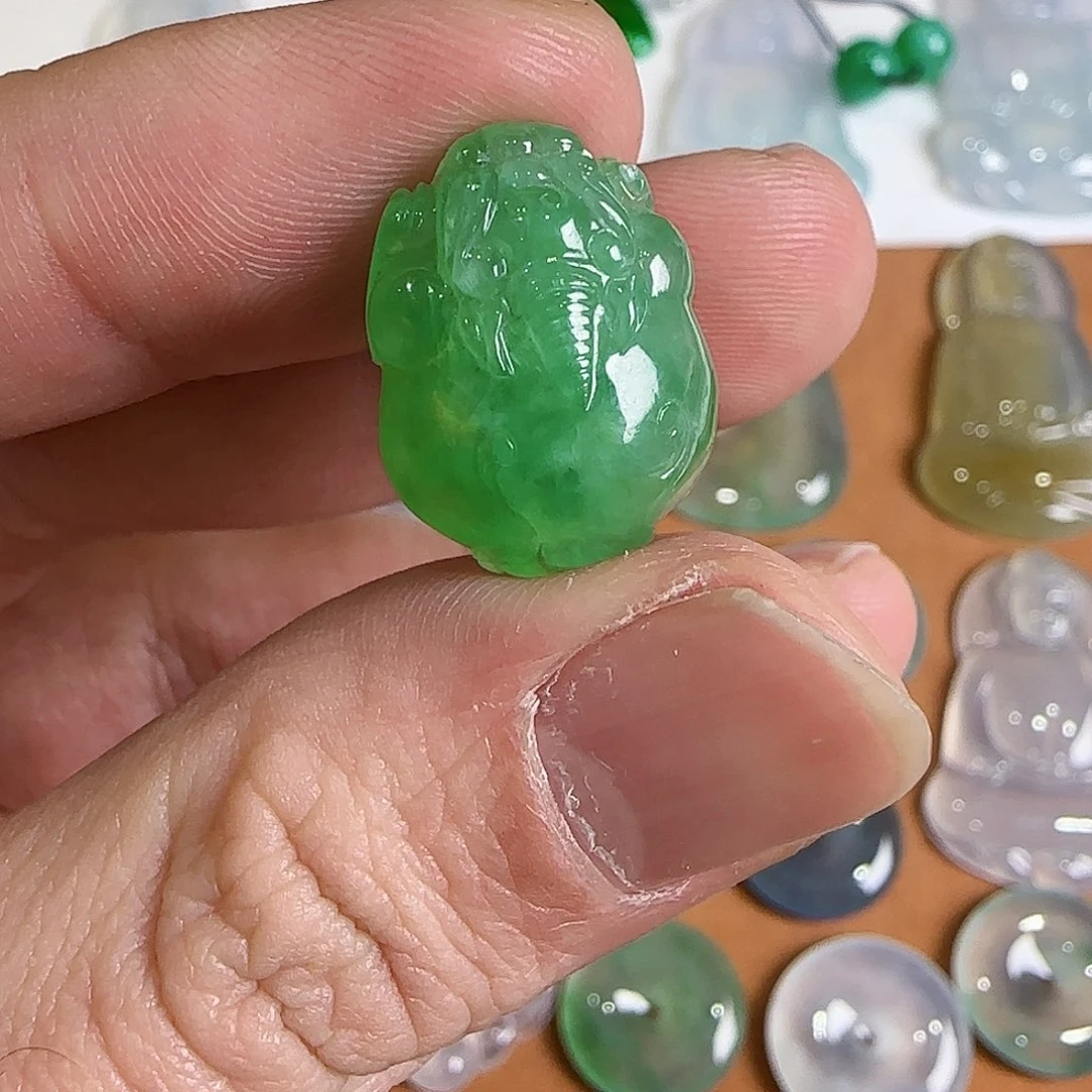 翡翠未镶嵌颈饰