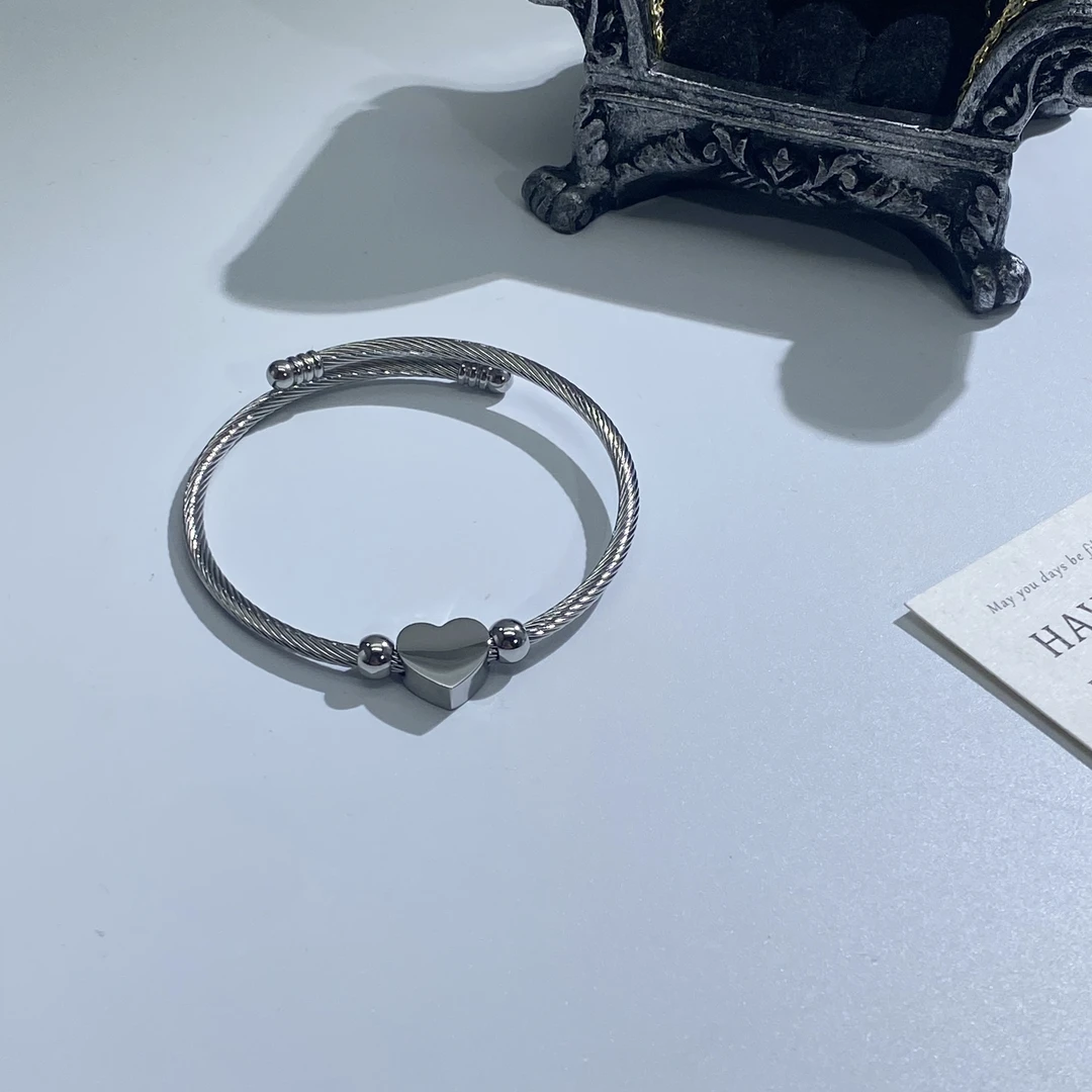 钛钢手镯 008大淇原创气质个性银色弹力爱心手镯