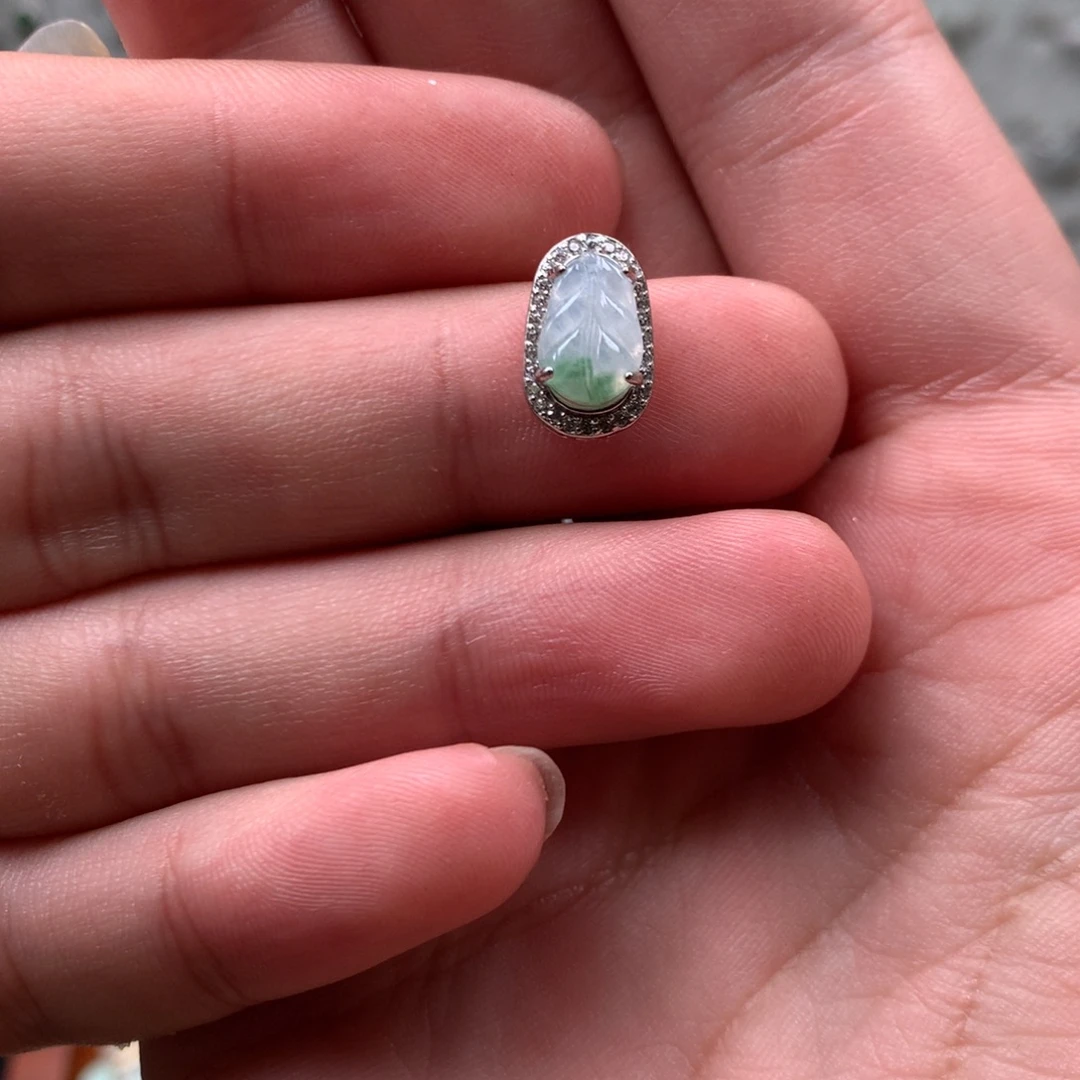 翡翠未镶嵌颈饰你是