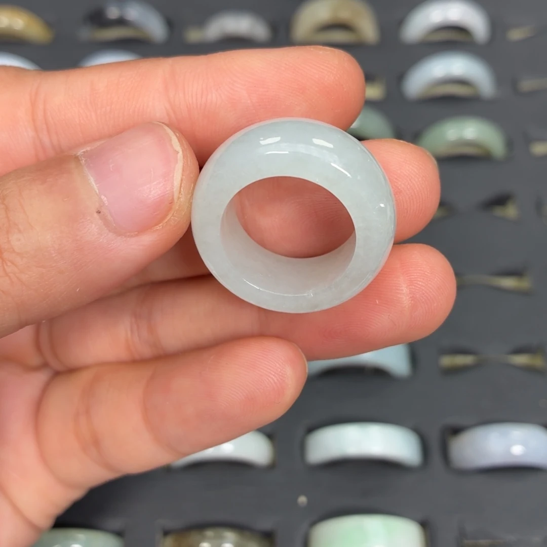 小***华翡翠未镶嵌颈饰戒圈