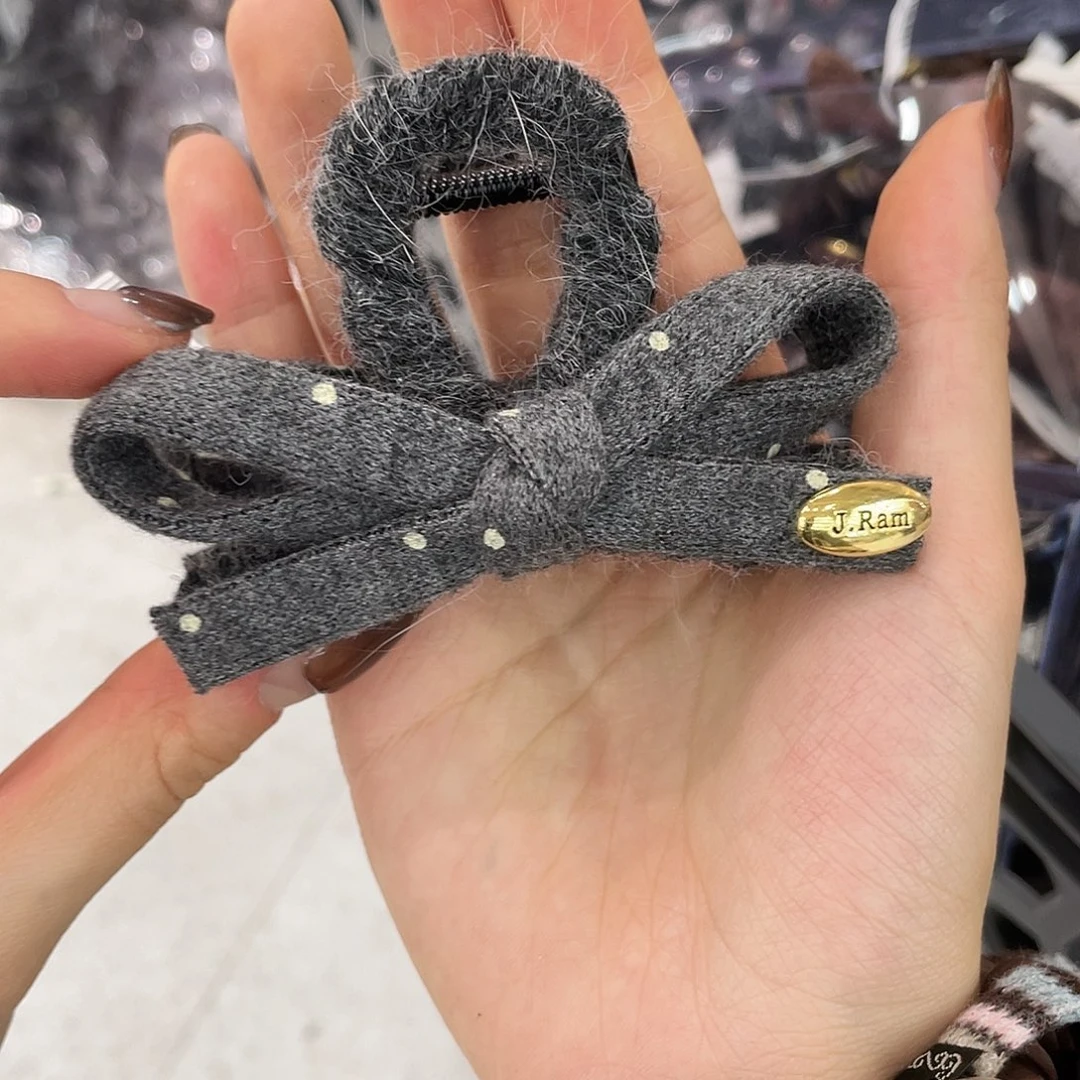 非金属灰波点9抓蝴蝶结