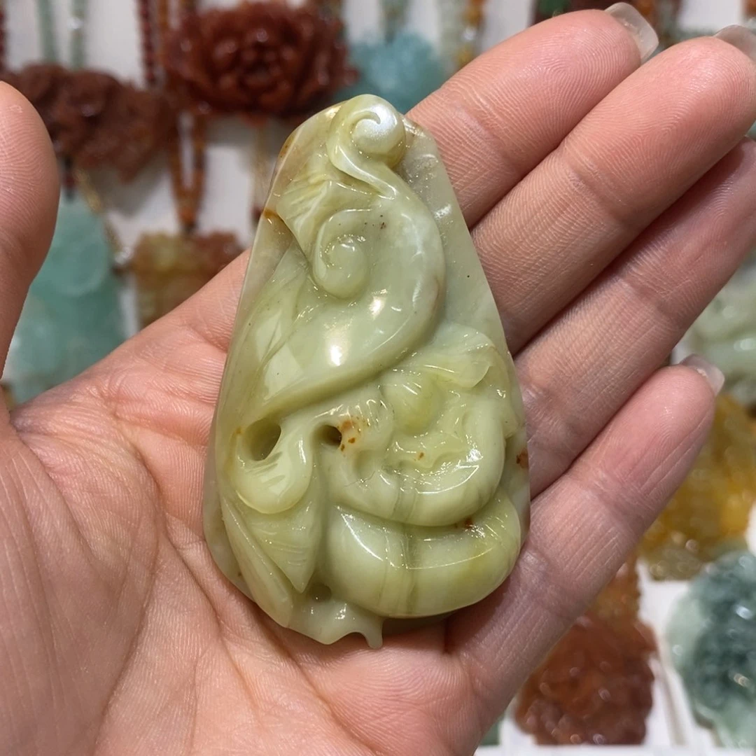 蛇纹石玉未镶嵌颈饰