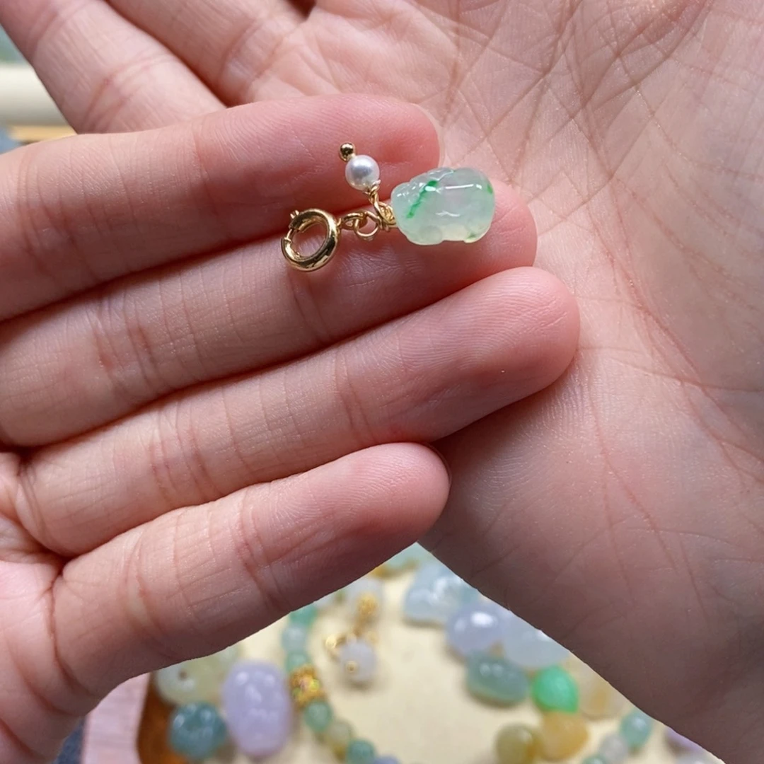 翡翠未镶嵌颈饰闪