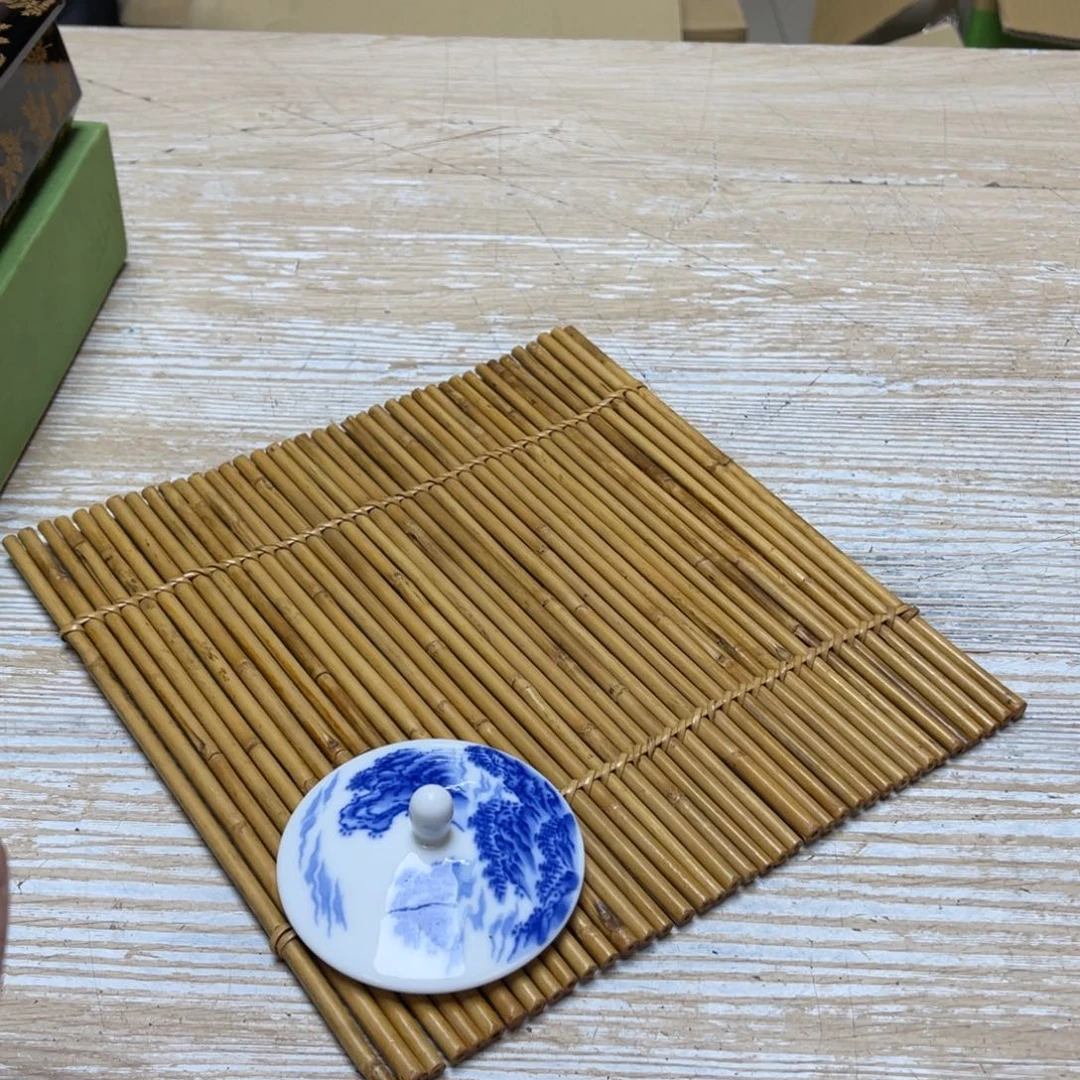 瓷片源*密密麻麻地排列着一个