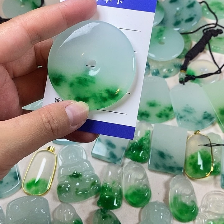 乐***意翡翠未镶嵌颈饰平安扣