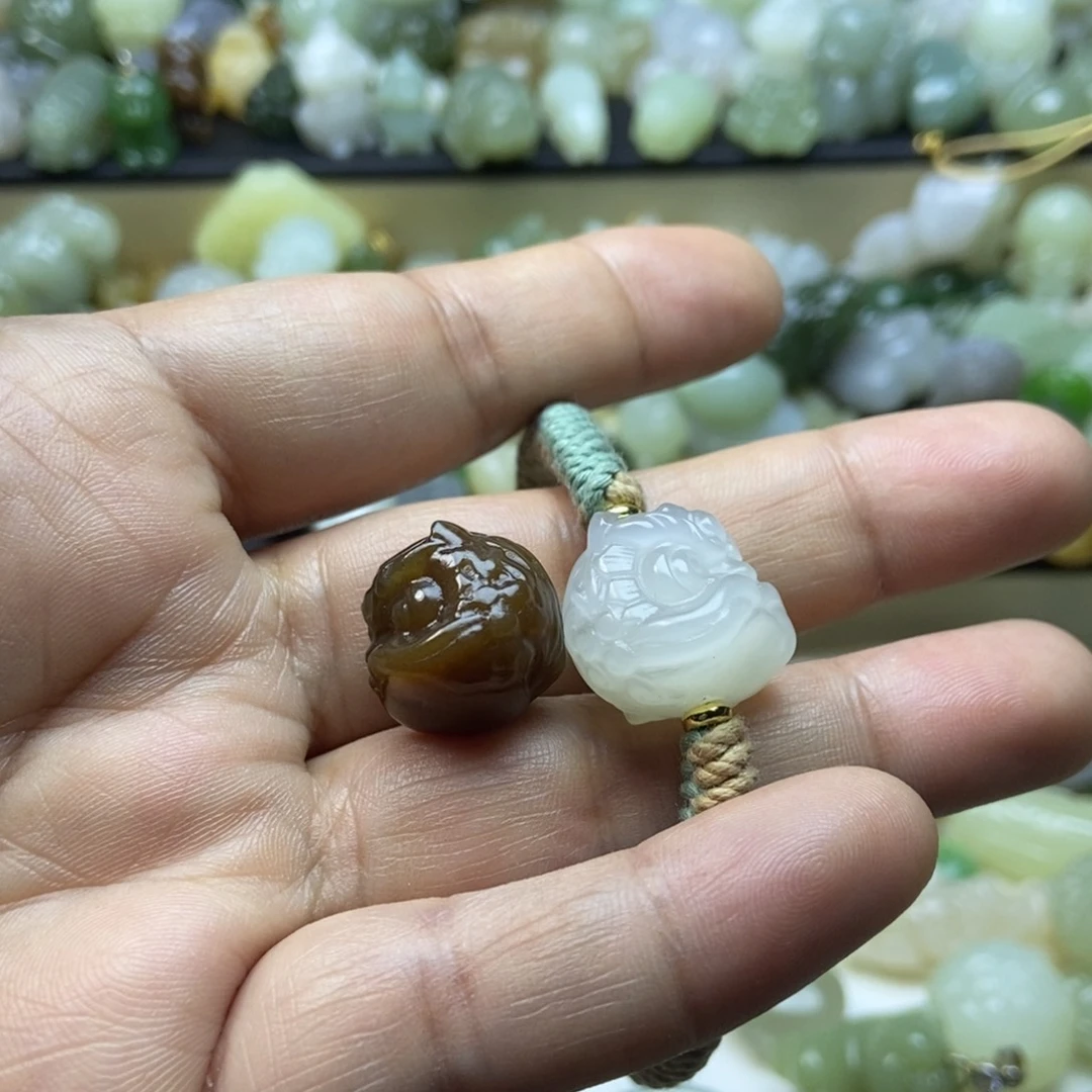 和田玉颈饰未镶嵌小**柒