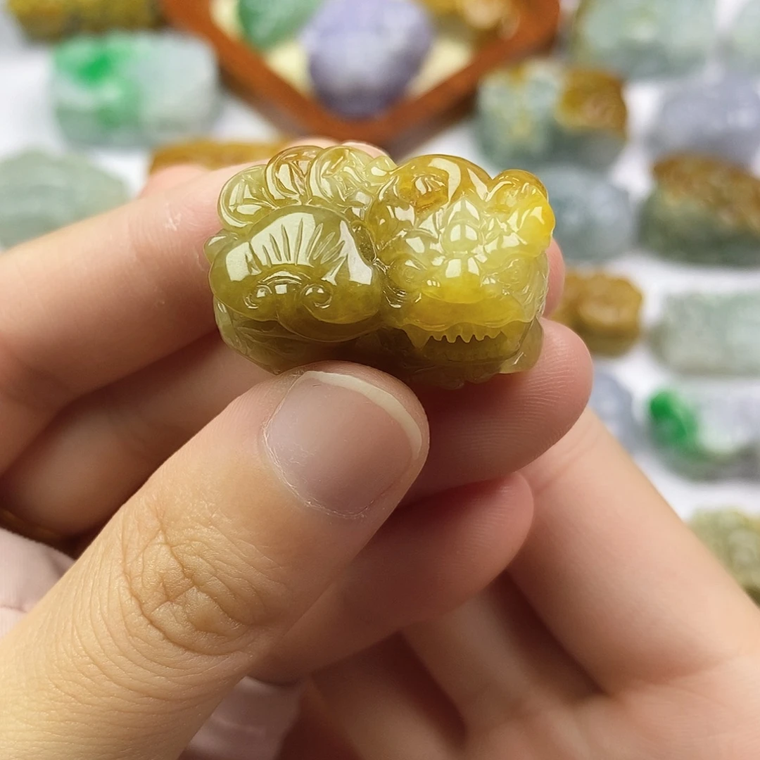 翡翠未镶嵌颈饰貔貅