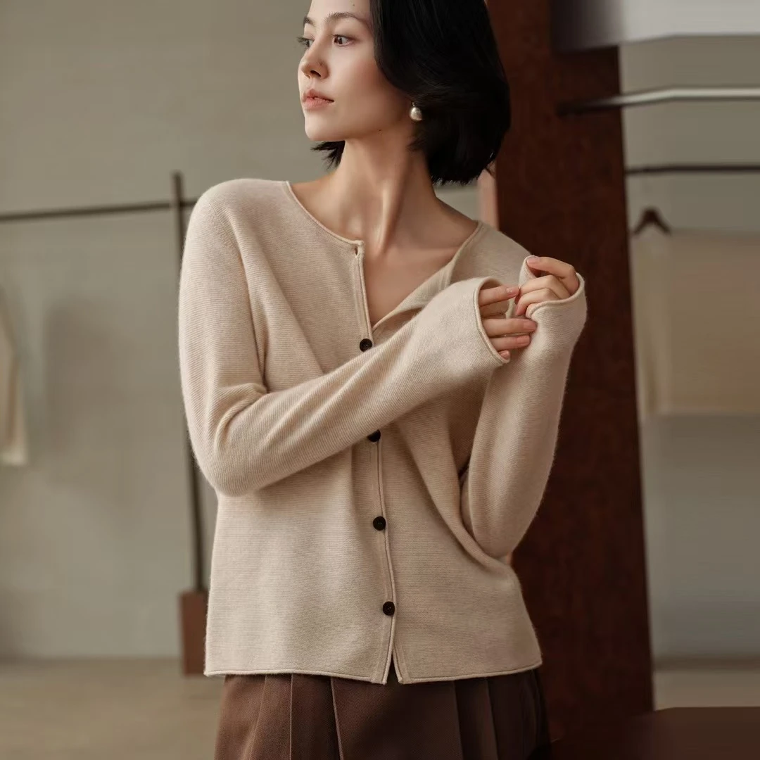 2025秋冬新款羊绒衫女纯圆领洋气宽松厚款系扣开衫保暖外套