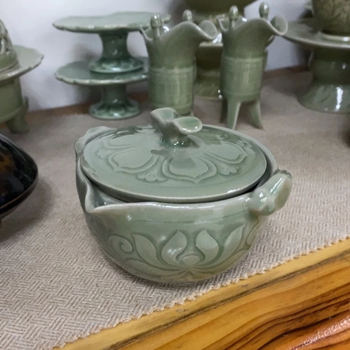 摆件青瓷手把壶莲纹