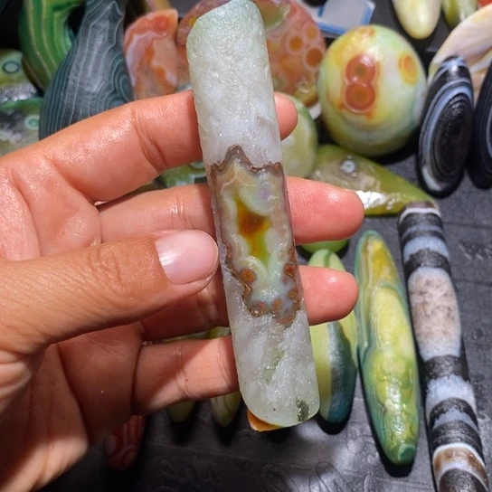 石英质玉未镶嵌珠宝半成品一**缘