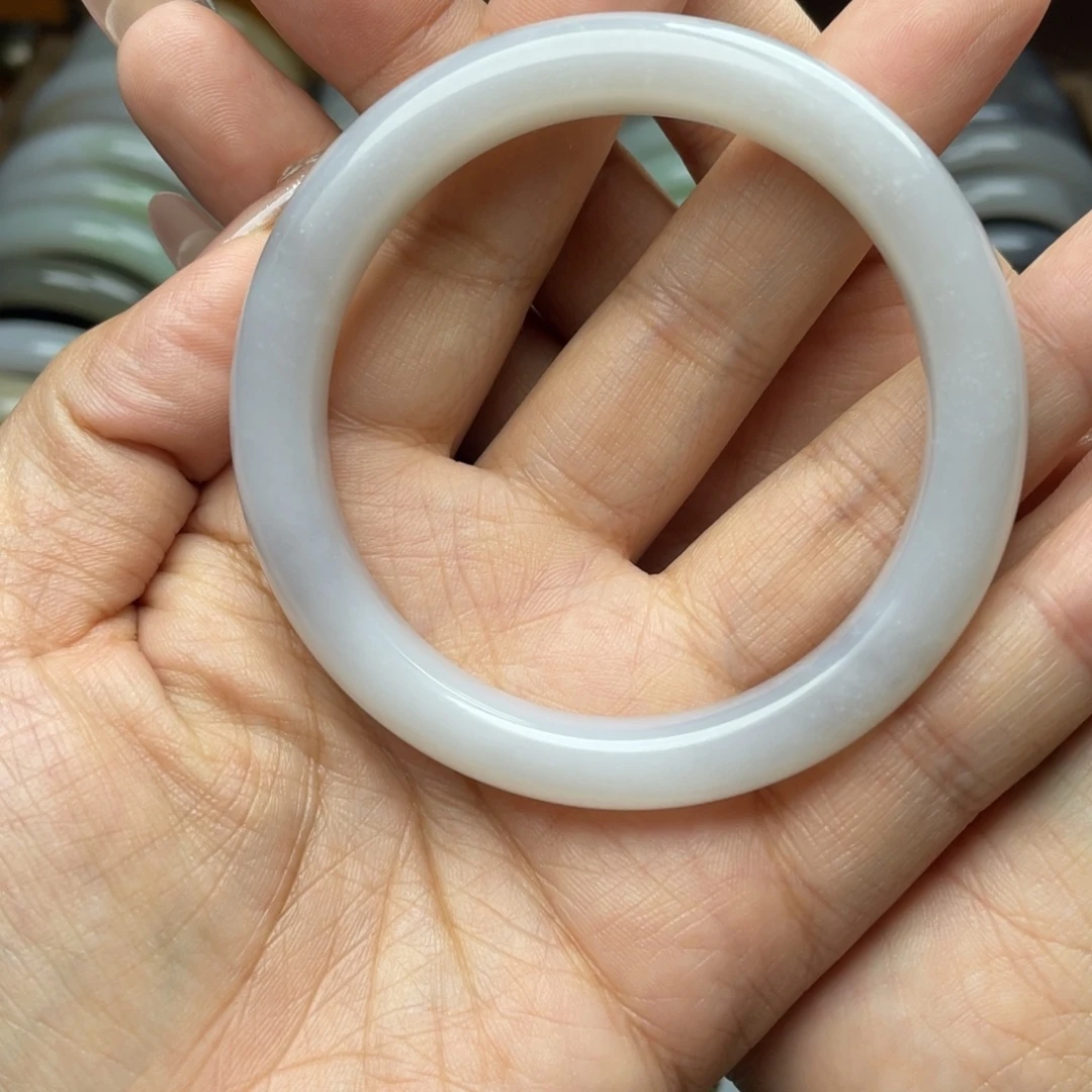 黄***依和田玉未镶嵌手镯