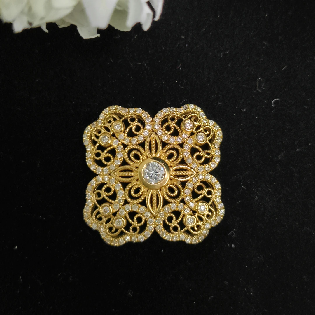 18k金四叶草拉丝镶钻吊坠 天然钻石 复古镂空精致工艺高级感吊坠