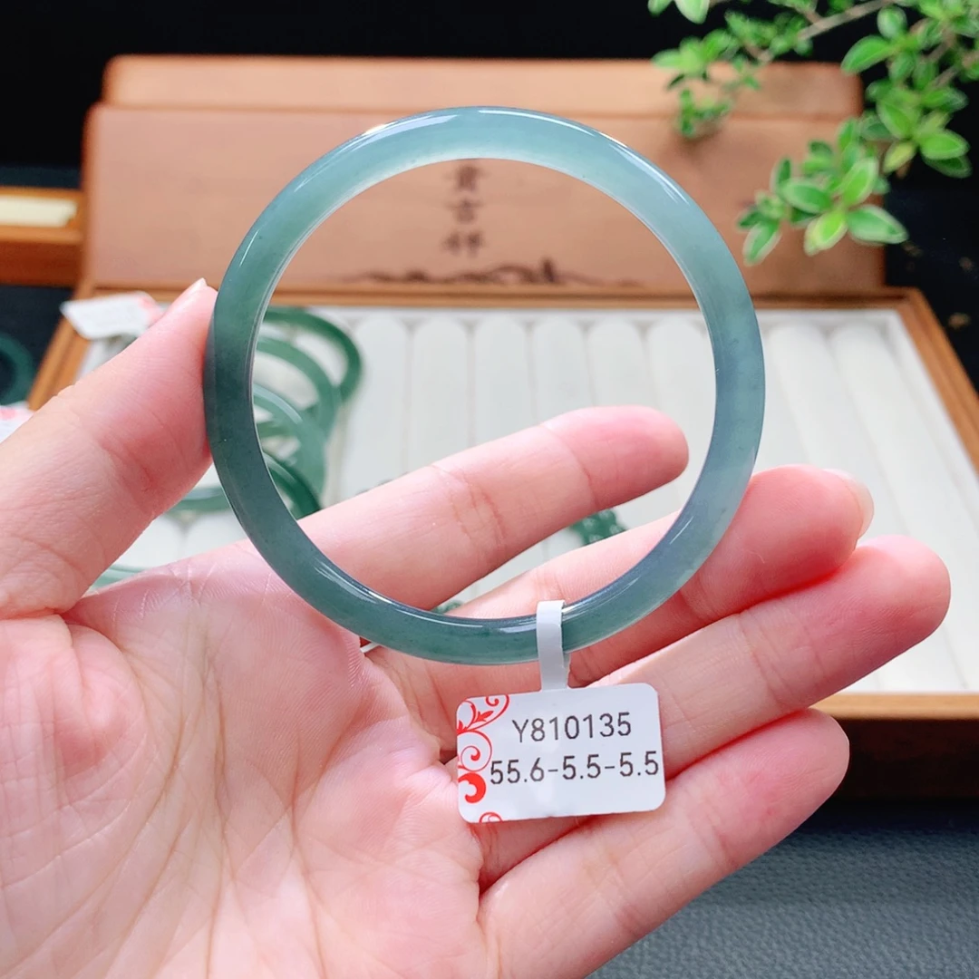 翡翠未镶嵌手镯（圆镯）