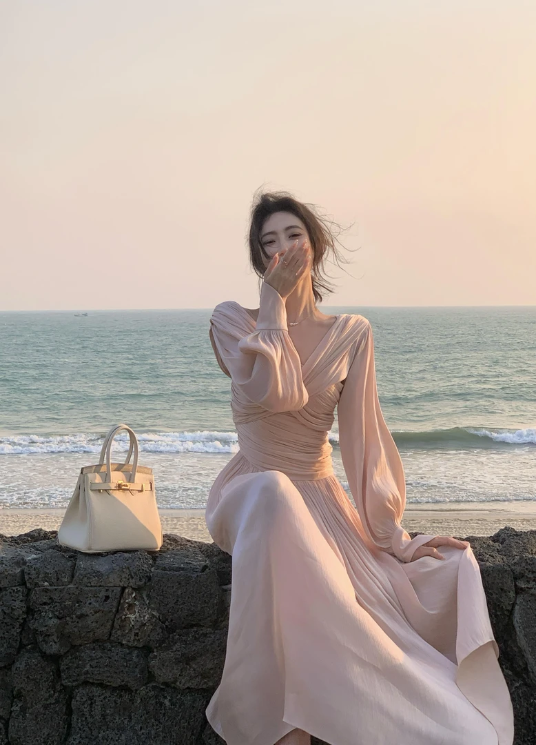 温柔风复古设计感压褶连衣裙春季气质百搭V领收腰显瘦法式长裙女