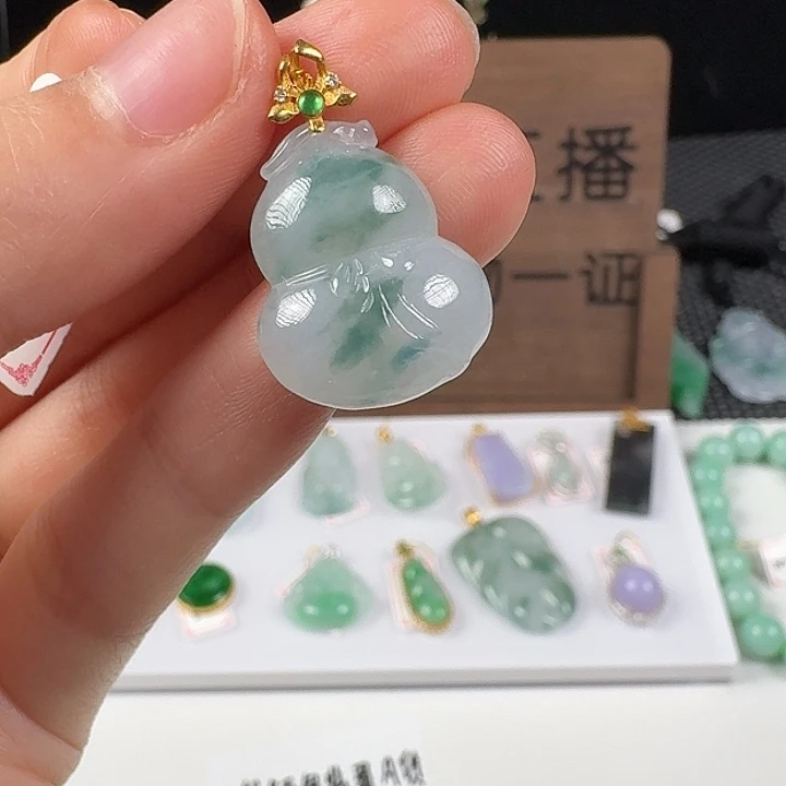 翡翠18K金镶嵌颈饰