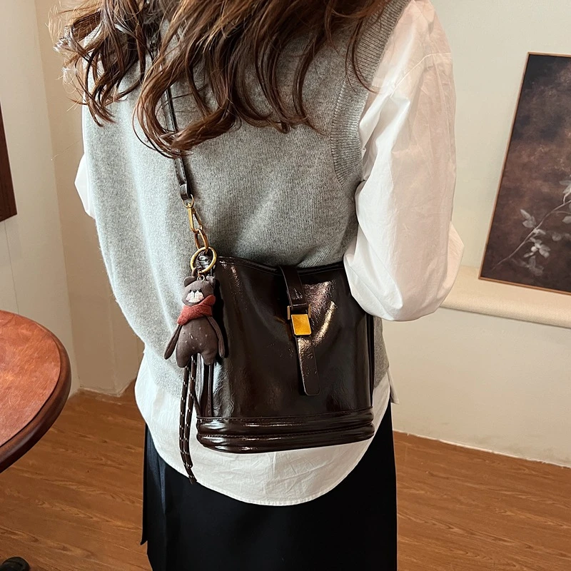 复古简约女式包包2024新款小众质感水桶包百搭单肩斜挎包
