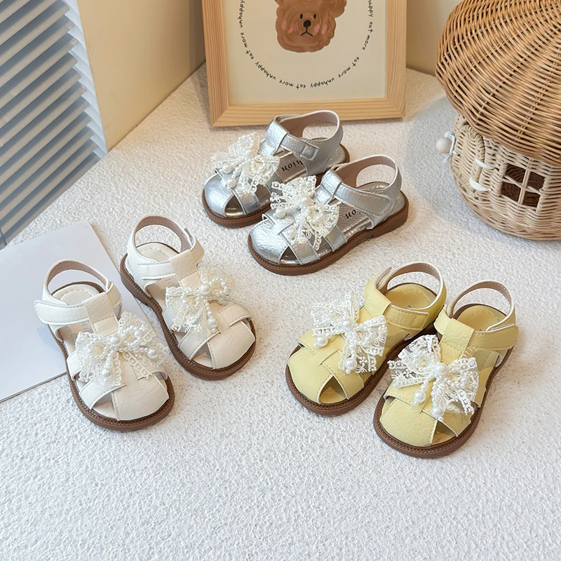 2025新款夏季女童软皮舒适蝴蝶结珍珠风公主凉鞋软底防滑包头韩版
