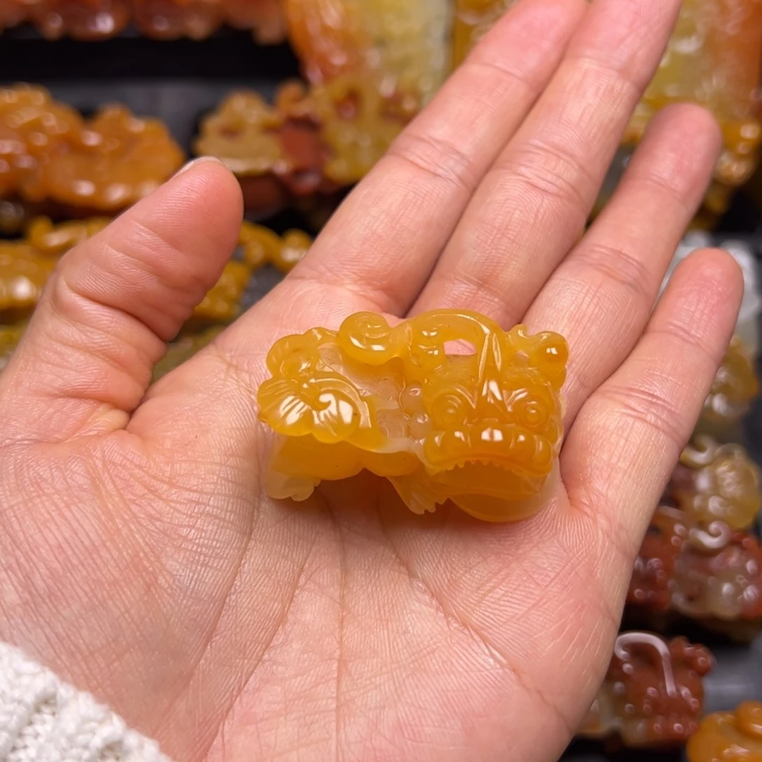石英质玉（黄龙玉）颈饰未镶嵌阿*森