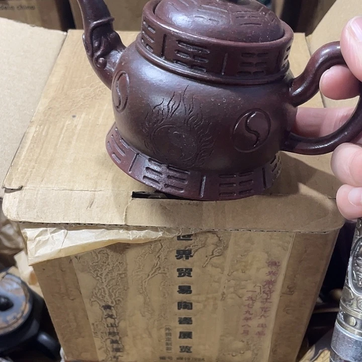 茶壶紫砂黄矿泥料手工制作的一把紫砂壶。