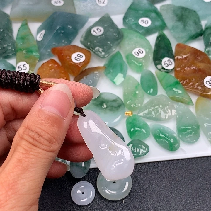 翡翠未镶嵌颈饰随型