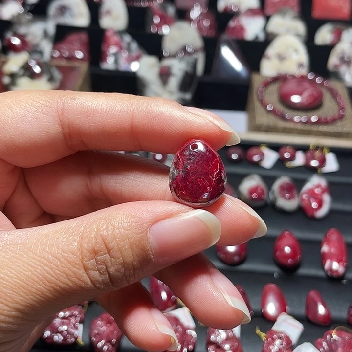 天然辰砂原石晶体吊坠