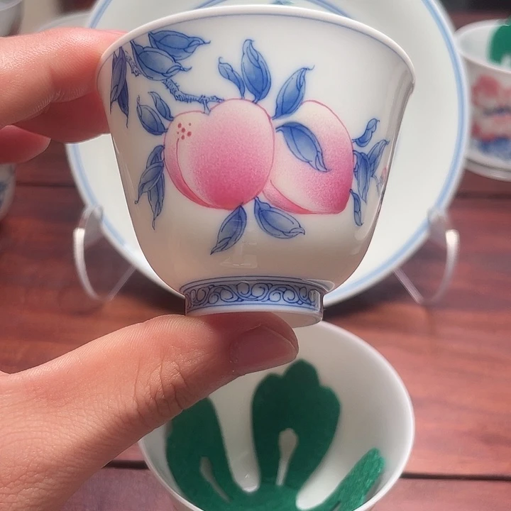 青花粉彩桃子主人杯