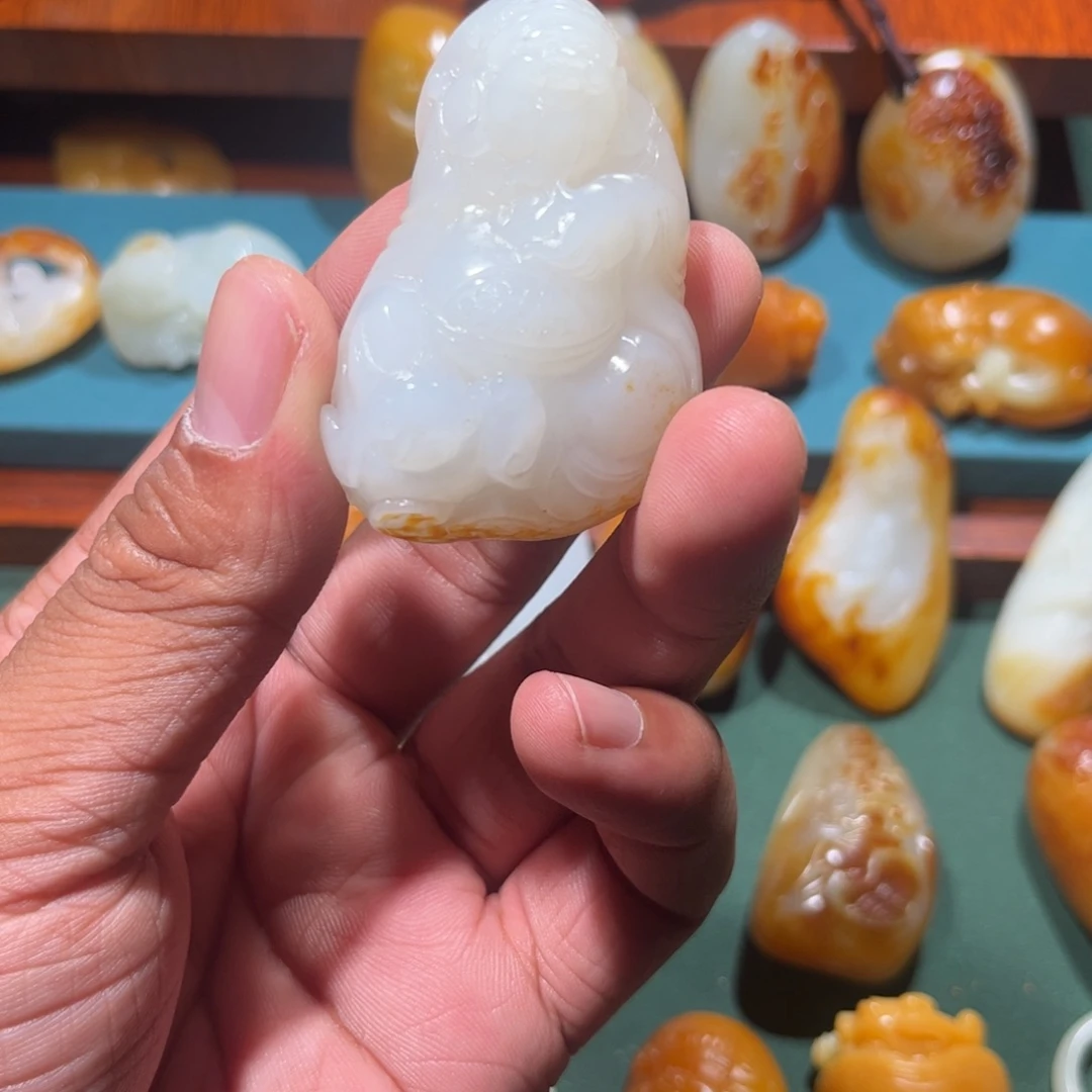 和田玉未镶嵌颈饰金*