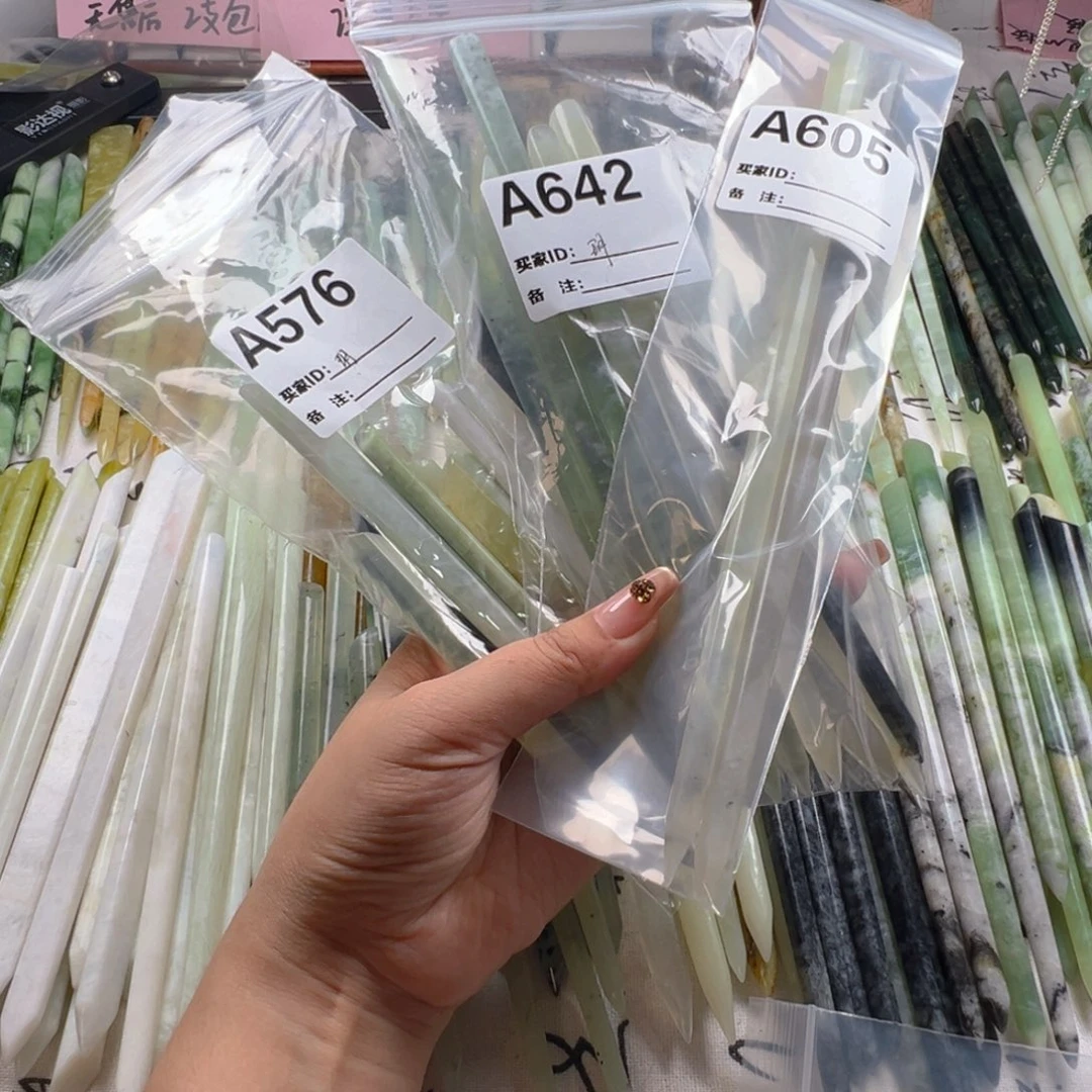 玥***'蛇纹石玉未镶嵌颈饰