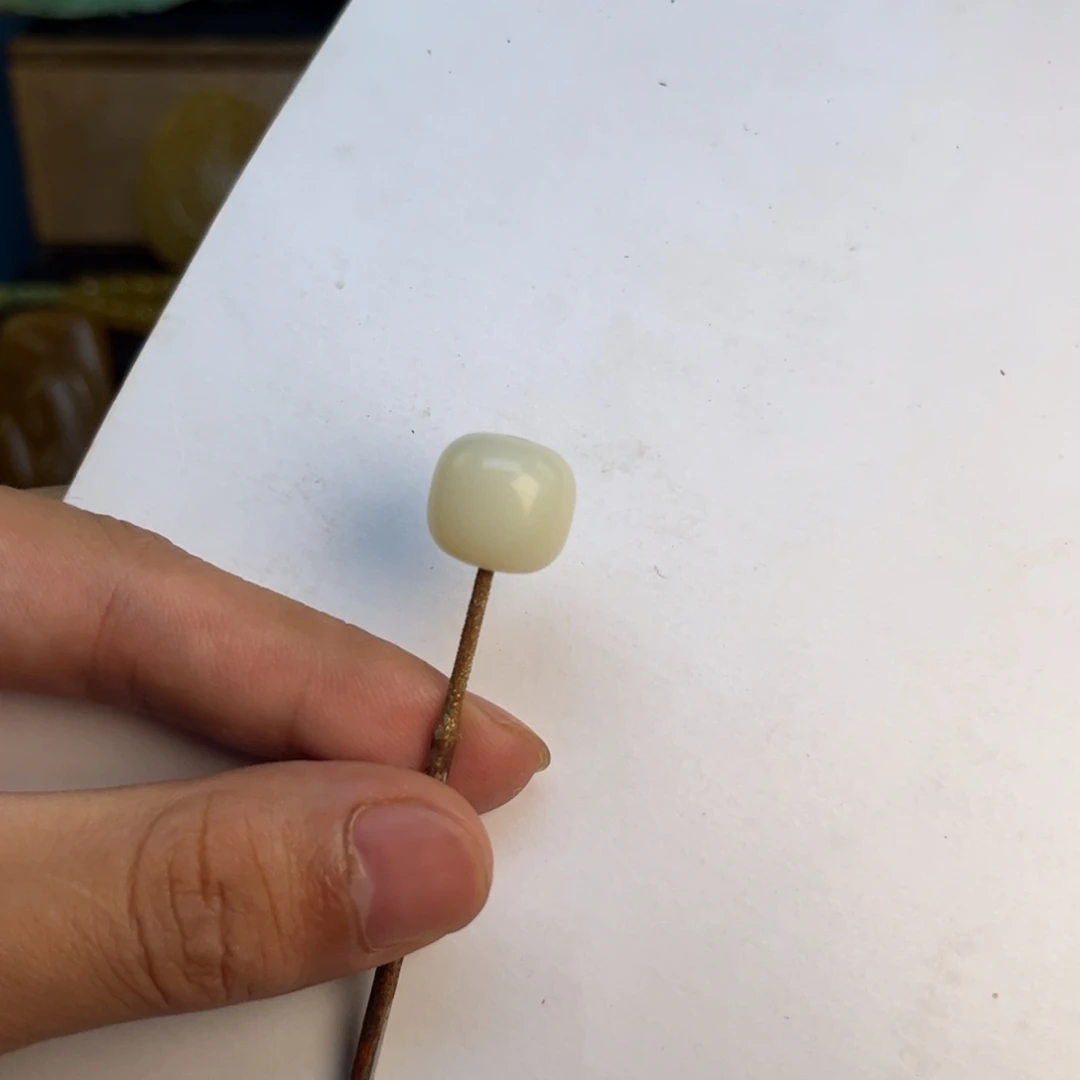 颈饰未镶嵌石英质玉（缅黄）
