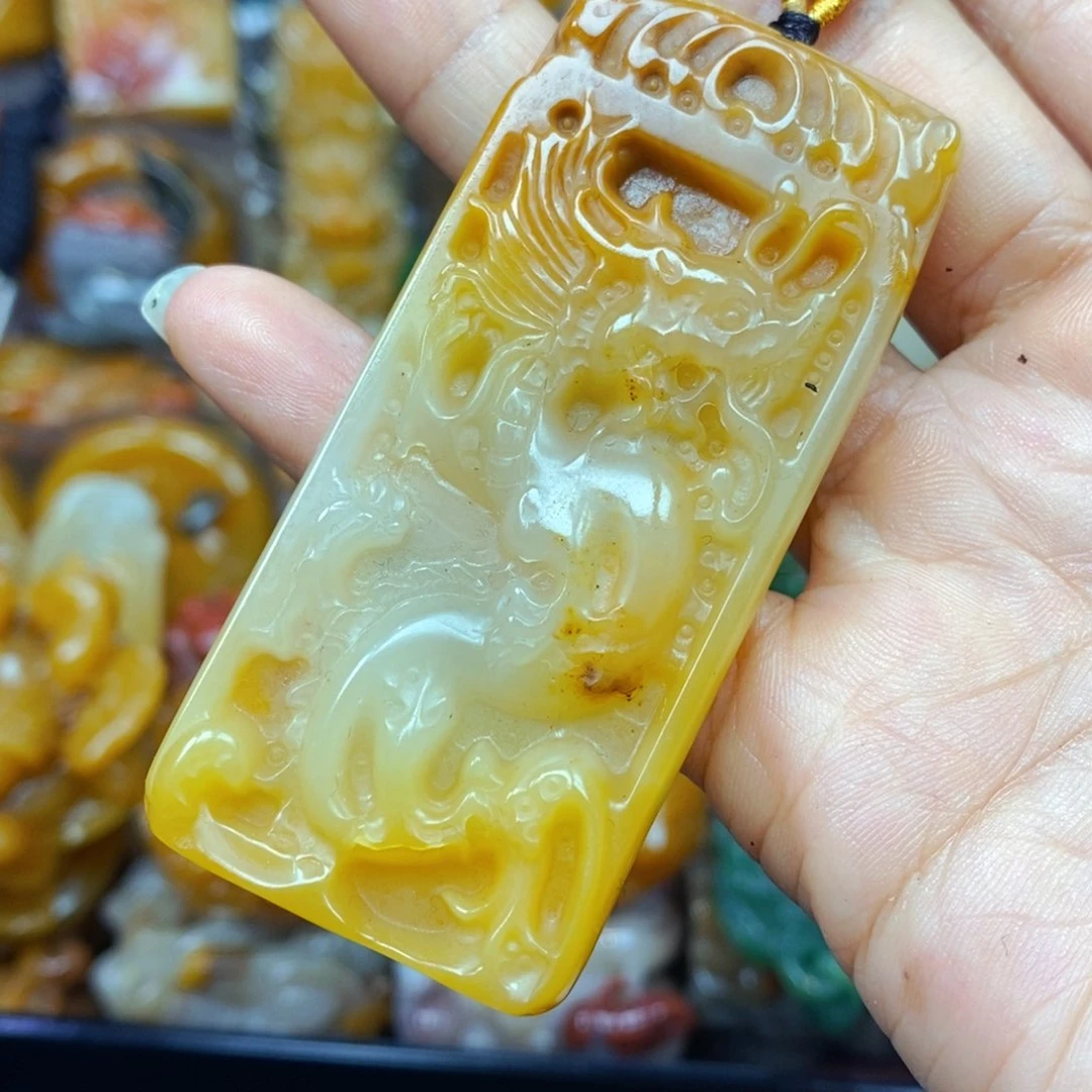 未镶嵌石英质玉（黄龙玉）颈饰