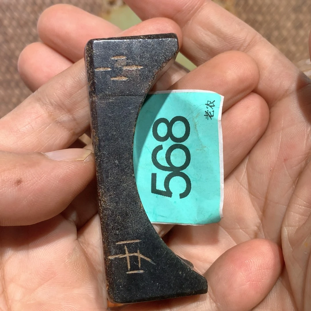 透闪石-蛇纹石玉未镶嵌颈饰