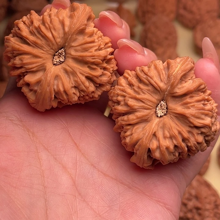 *****文玩核桃把件南疆石43凹底