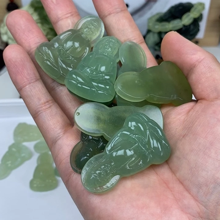 睚***眦未镶嵌蛇纹石玉颈饰