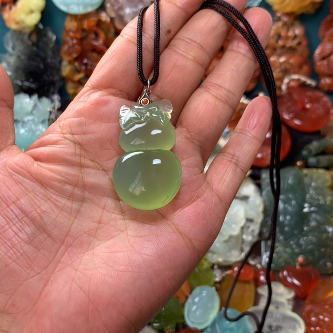 蛇纹石玉挂坠未镶嵌