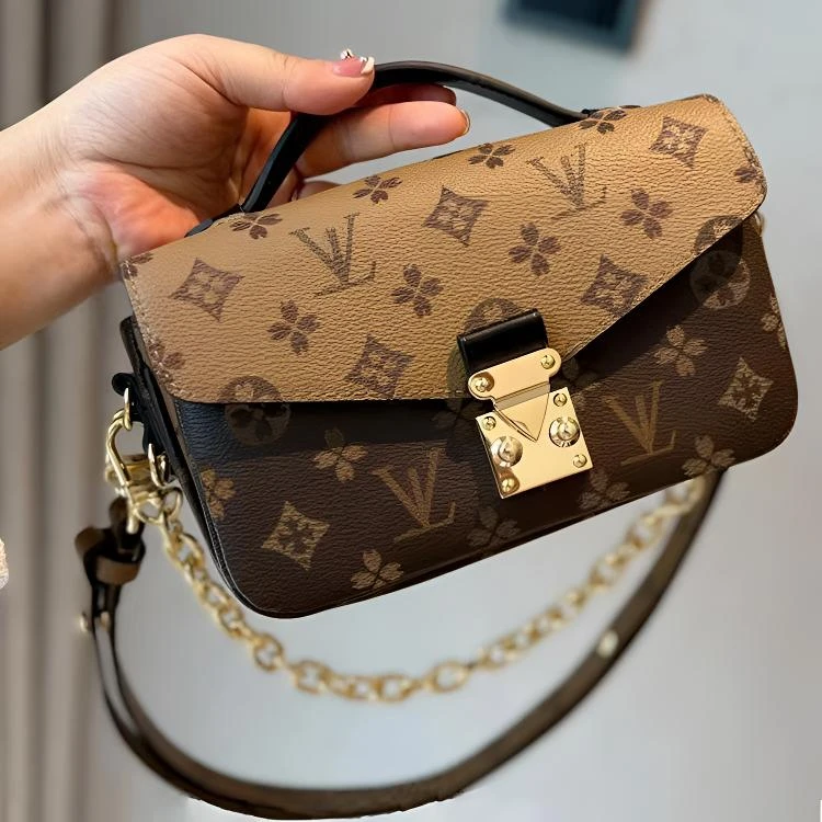 香港品牌2025新款老花时尚斜挎链条邮差包轻奢百搭经典包包推荐