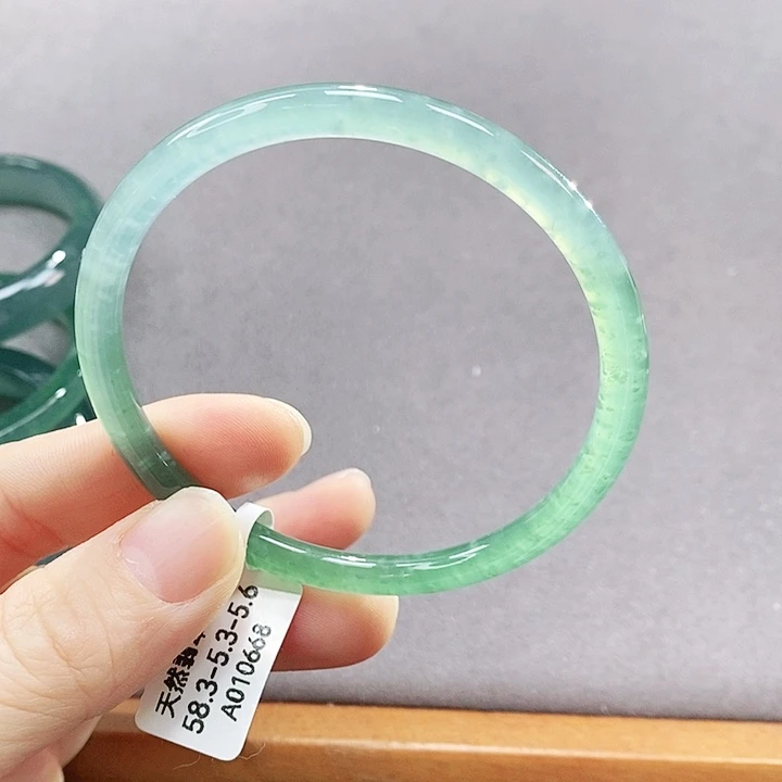 翡翠未镶嵌手镯（圆镯）