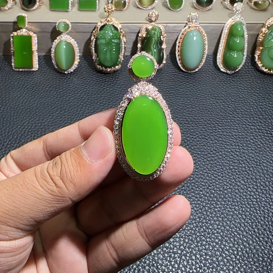 18K金镶嵌和田玉（碧玉）挂件火***者