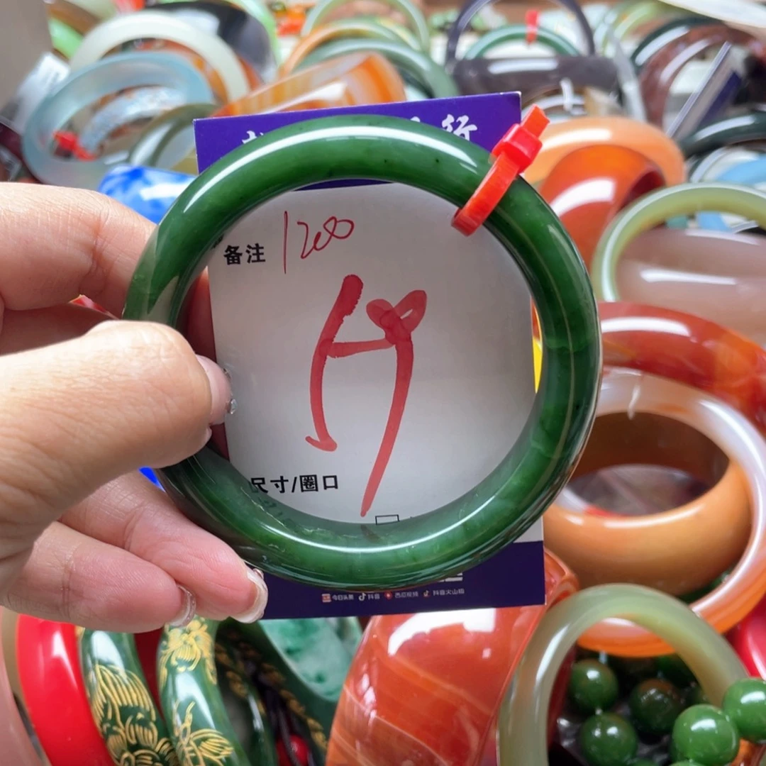 快***单未镶嵌手镯和田玉