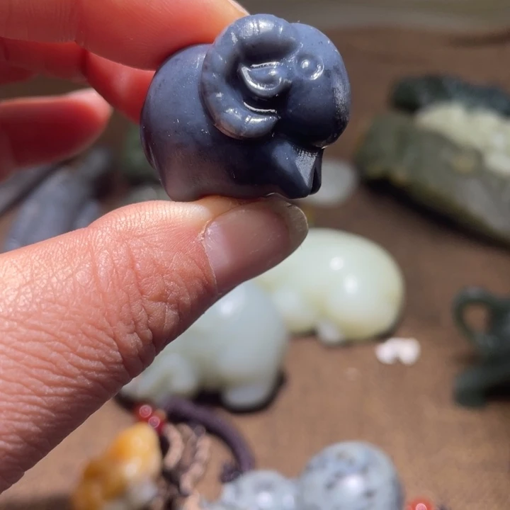 和田玉未镶嵌把件