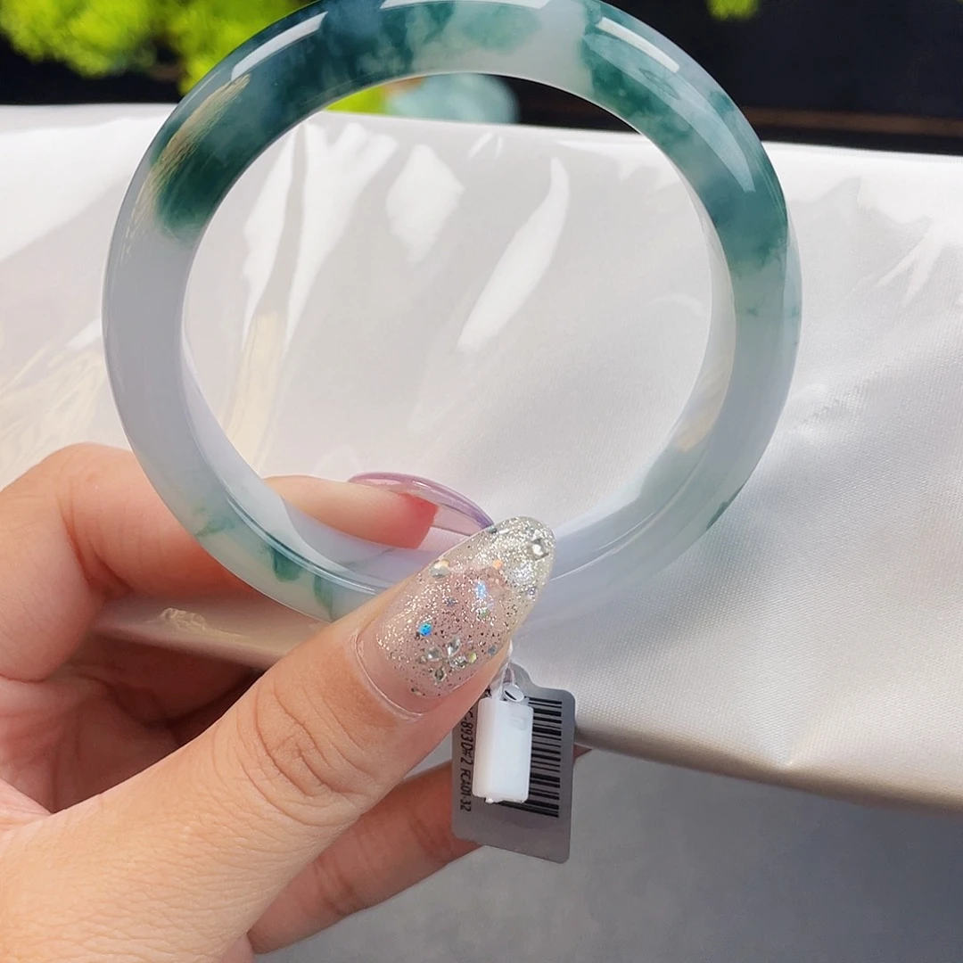 翡翠手镯未镶嵌牛奶底飘花