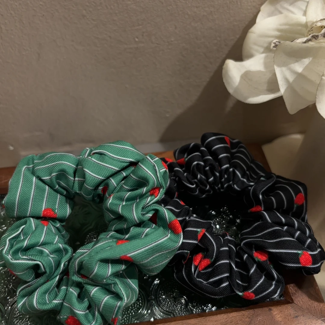 设计款草莓条纹大肠发圈T124