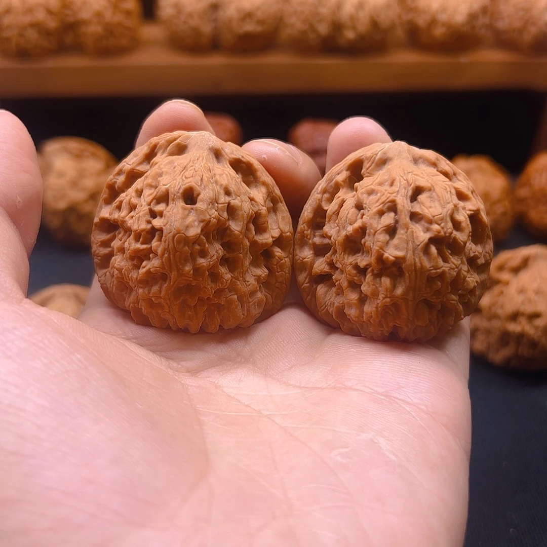 把件核桃红皮三角疆42全品