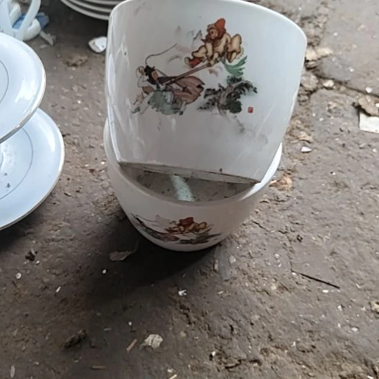 库存微瑕三打白骨精汤碗两个