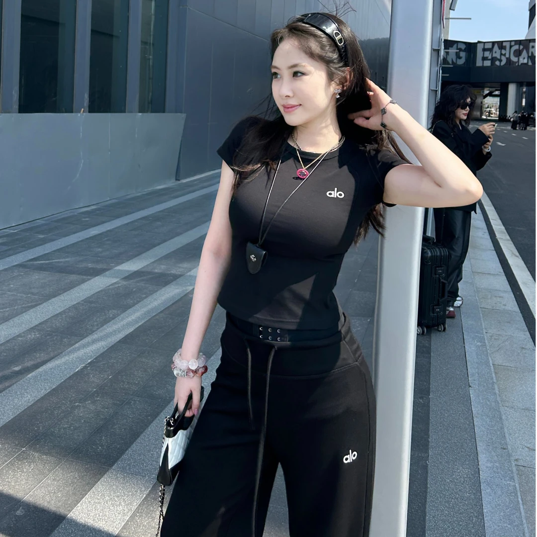 aIo刺绣极简修身短款显瘦运动日常休闲时尚弹力上衣