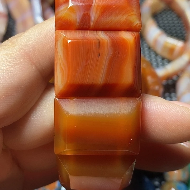 尹***傅未镶嵌颈饰玛瑙/玉髓